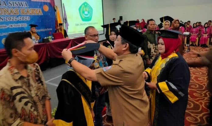 smk_tunas_karya_wisuda_138_lulusan_ali_yusuf_persaingan_kedepan_semakin_ketat