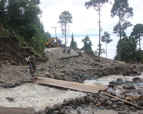 soal_jembatan_darurat_di_binanga_bolon_bpbd_simalungun_hari_ini_pasang_pondasi