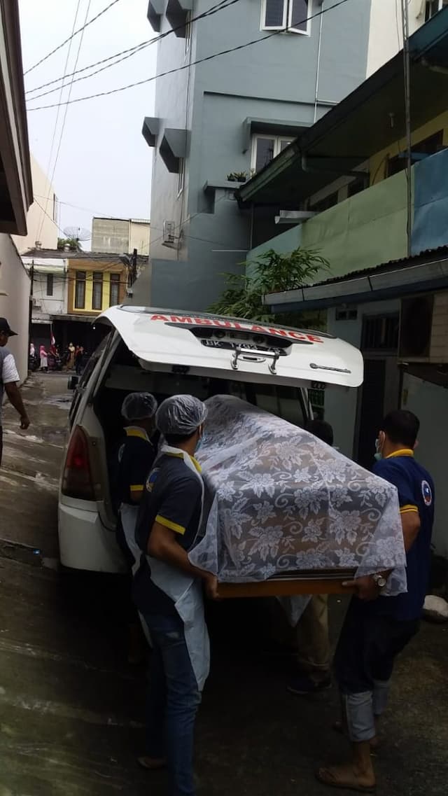 soe_tjoe_ditemukan_tewas_di_pintu_kamar_mandi