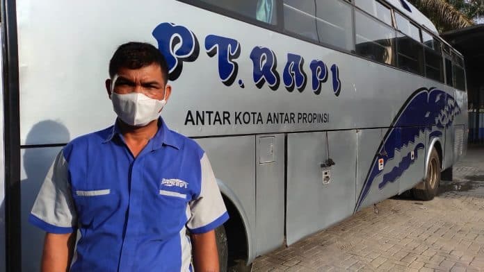 sopir_bus_akap_tujuan_luar_sumut_keluhkan_kelangkaan_solar_di_perjalanan