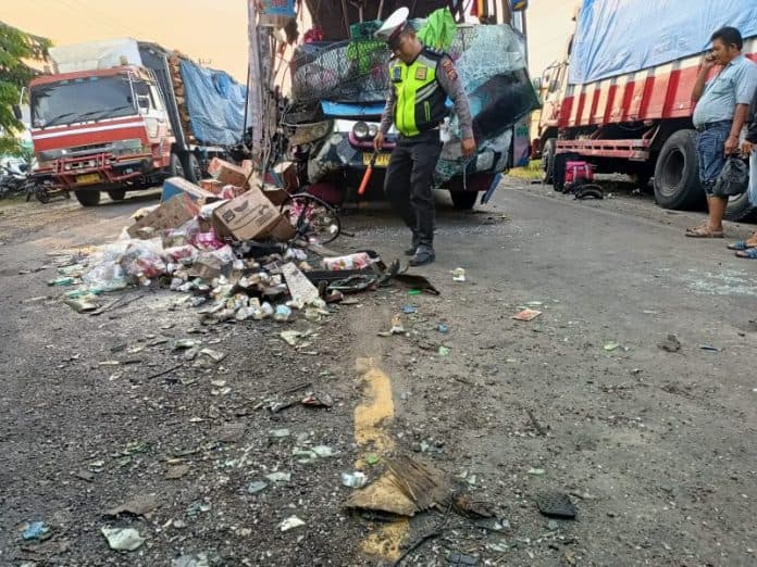 sopir_bus_pmh_yang_tabrak_truk_di_asahan_tewas_8_penumpang_luka_luka