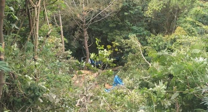 sopir_diduga_mengantuk_truk_isuzu_masuk_jurang_di_jalinsum_siantar_parapat
