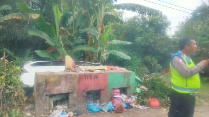 sopir_mengantuk_mobil_avanza_seruduk_tps_di_ruas_jalan_tebing_tinggi_pematang_siantar