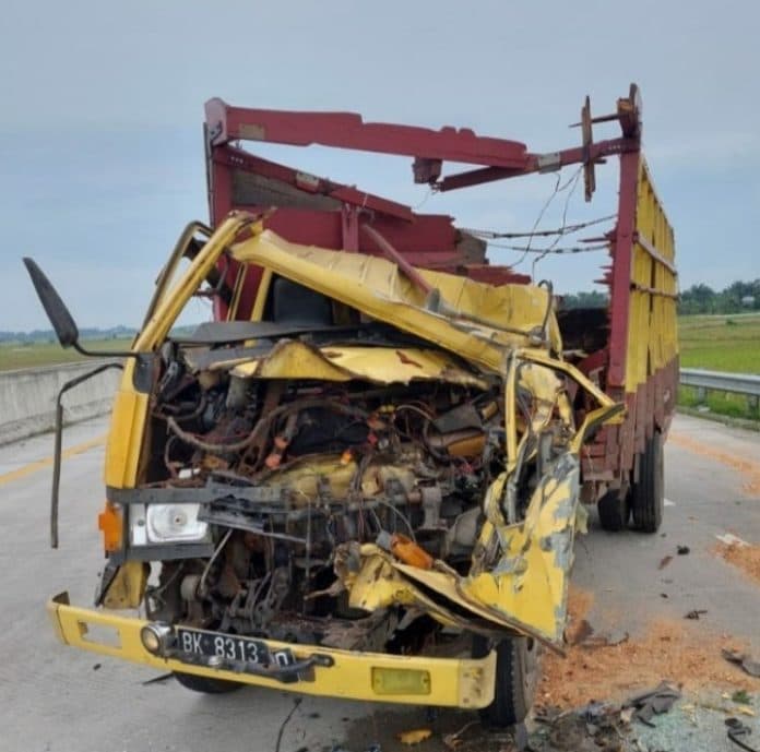 sopir_ngantuk_truk_colt_diesel_tabrak_fuso_di_jalan_tol_sergai_1_tewas