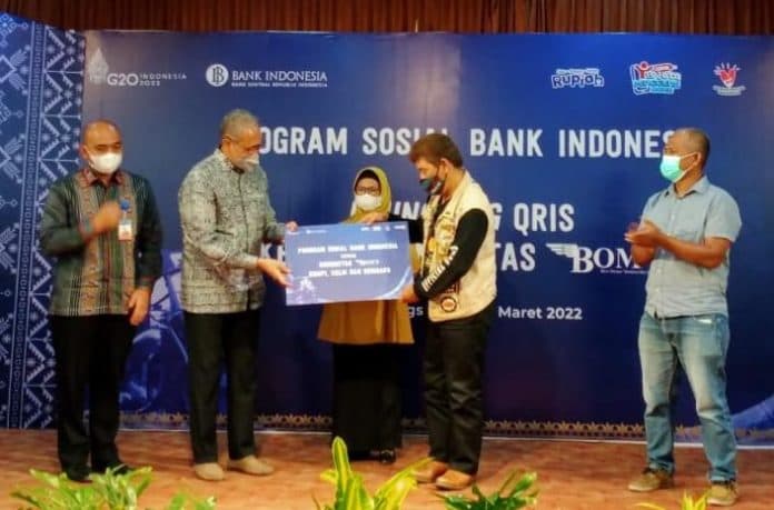 sosialisasi_qris_di_siantar_bi_serahkan_bantuan_psbi_ke_komunitas_becak_bsa