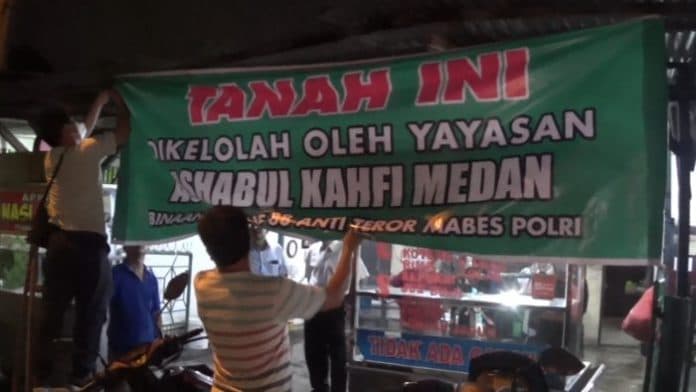 spanduk_bertuliskan_densus_88_polri_diturunkan_warga_medan