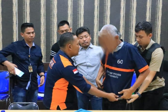 suami_plt_bupati_labuhanbatu_non_aktif_diserahkan_ke_lapas_kelas_iia_rantauprapat