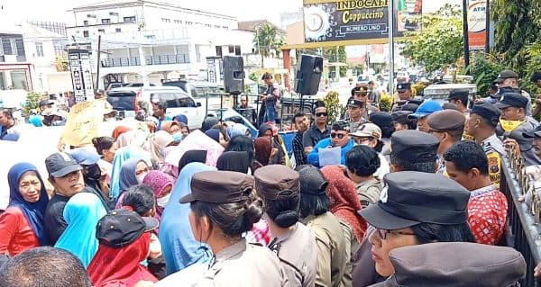 suarakan_keluhan_warga_miskin_massa_gemuruh_batal_demo_di_kampanye_akbar