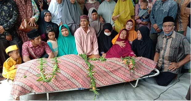 suasana_duka_menyelimuti_keluarga_korban_pembunuhan_di_asahan