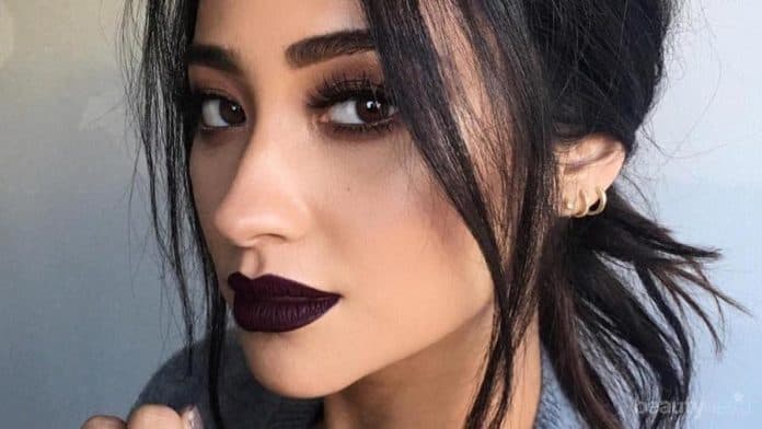 suka_pakai_lipstik_gelap_hindari_kesalahan_ini_agar_wajah_tak_terlihat_lebih_tua
