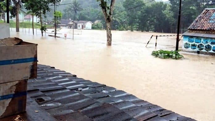 sukabumi_dilanda_banjir_dan_longsor_timbulkan_korban_jiwa