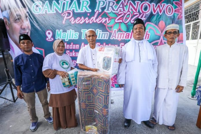 sukarelawan_ganjar_beri_peralatan_salat_untuk_majelis_taklim_di_medan_area