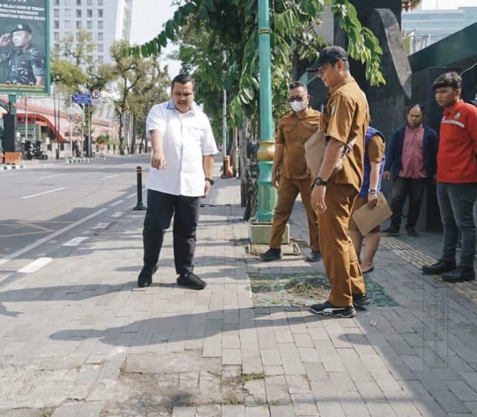 sukseskan_hkg_pkk_dinas_sdabmbk_medan_perbaiki_trotoar_seputaran_lapangan_benteng