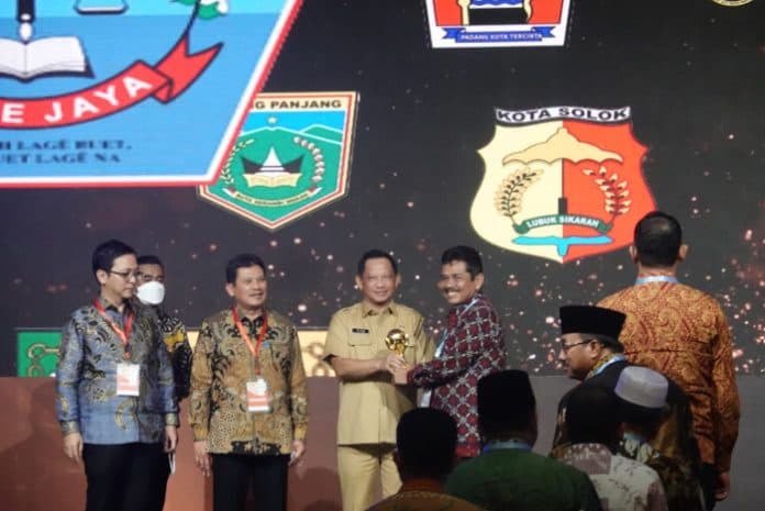 sukseskan_program_jkn_pj_wali_kota_tebing_tinggi_terima_uhc_award_2023_dari_mendagri