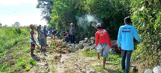 sulit_dilewati_kendaraan_masyarakat_perbaiki_jalan_usaha_tani_di_pokkalan_buttu