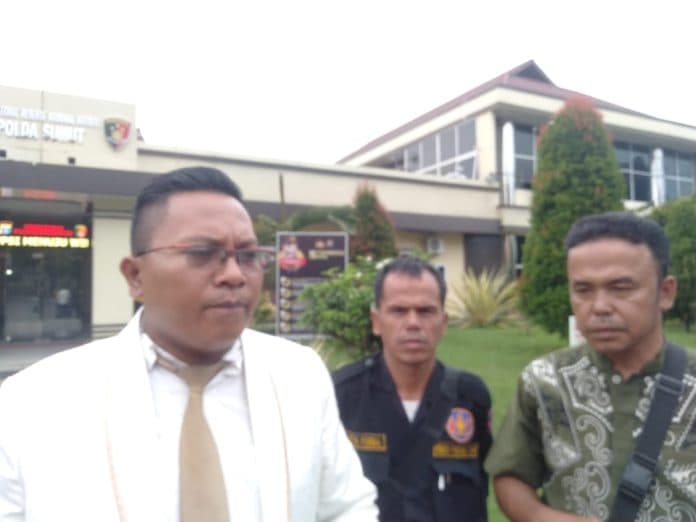 sumur_bor_bercampur_bbm_warga_kesulitan_ambil_air_wudhu_saat_salat