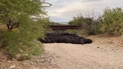 sungai_aneh_dari_lumpur_hitam_di_arizona_benar_benar_nyata_ini_videonya