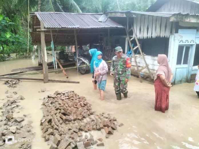 sungai_bah_balua_di_bangun_purba_meluap_rendam_rumah_warga