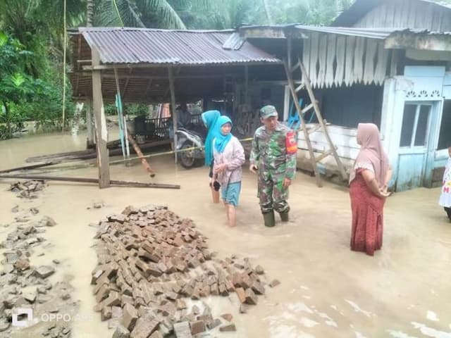 sungai_bah_balua_di_bangun_purba_meluap_rendam_rumah_warga