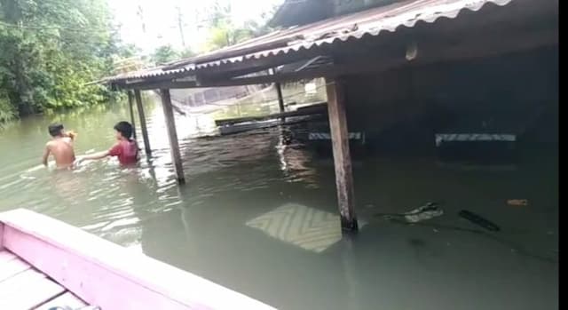 sungai_batang_toru_meluap_pemukiman_warga_rianiate_tapsel_terendam_air_setinggi_50_cm