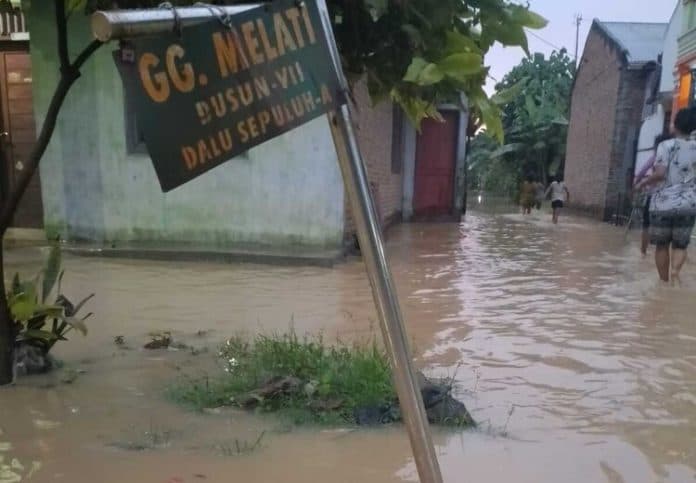sungai_belumai_tanjung_morawa_meluap_ratusan_rumah_warga_terendam