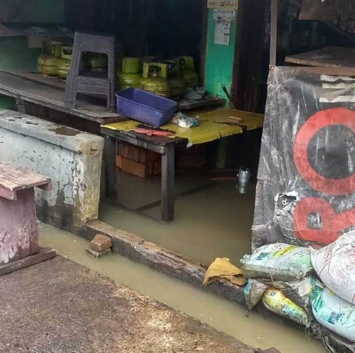 sungai_deli_meluap_ratusan_rumah_warga_terendam_banjir