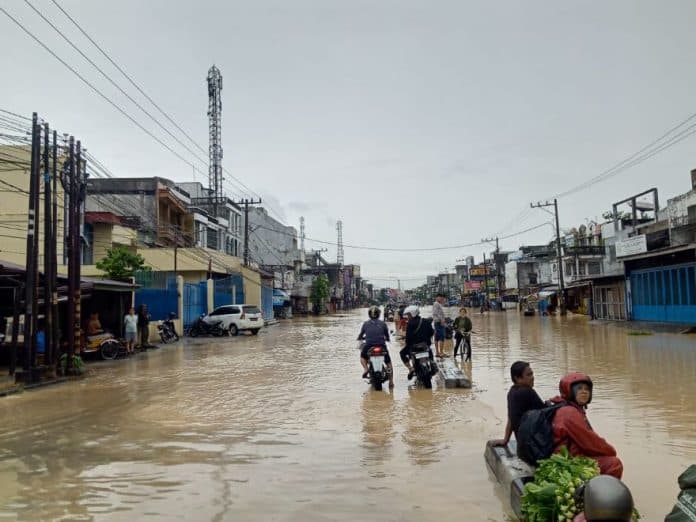 sungai_kampung_lalang_meluap_banjir_rendam_jalan_gatot_subroto
