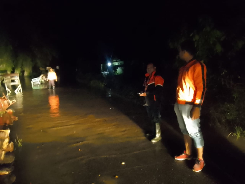 sungai_malombu_tapsel_meluap_banjir_rendam_puluhan_rumah_warga