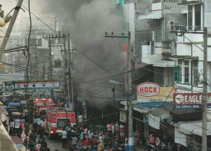 supermarket_irian_tanjung_morawa_terbakar_api_belum_padam