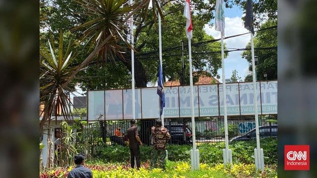 surya_paloh_terima_hasil_pilpres_2024_relawan_amin_turunkan_bendera_nasdem