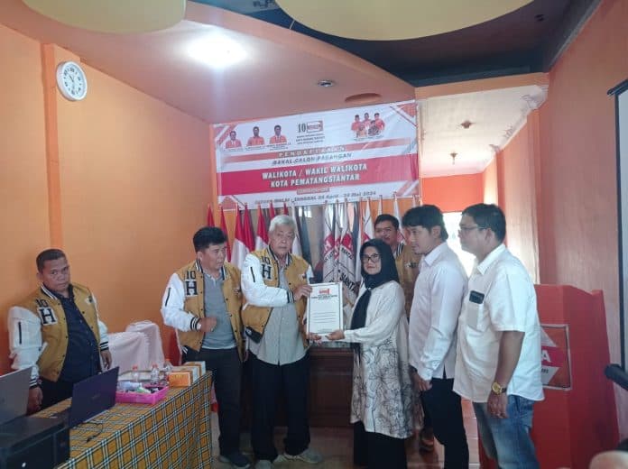 susanti_dewayani_kembalikan_formulir_ke_gerindra_dan_hanura_pematangsiantar_adalah_kota_seksi