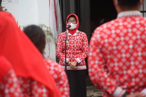 susanti_minta_urusan_warga_di_kantor_camat_dan_lurah_jangan_dipersulit
