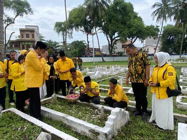 syukuran_hut_ke_59_dpd_golkar_deli_serdang_santuni_anak_yatim_dan_ziarah_ke_makam