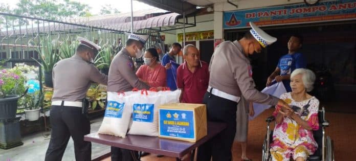 syukuran_hut_ke_67_lalulintas_sat_lantas_polres_simalungun_bakti_sosial_di_panti_jompo