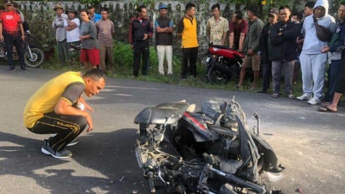 tabrak_bagian_belakang_mobil_pick_up_seorang_pelajar_tewas_di_samosir