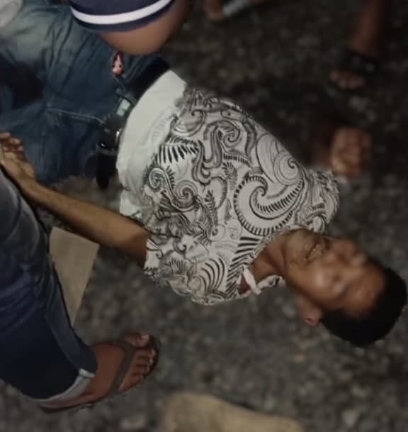 tabrak_ban_di_depan_asrama_abdul_hamid_pemotor_terkapar