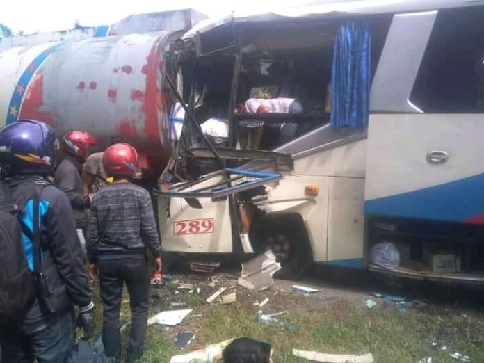 tabrak_mopen_dan_truk_tangki_di_batu_bara_supir_bus_rajawali_terjepit