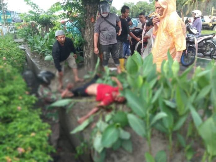 tabrak_pohon_di_pinggir_jalan_pengendara_motor_terpental_ke_parit_dan_meninggal