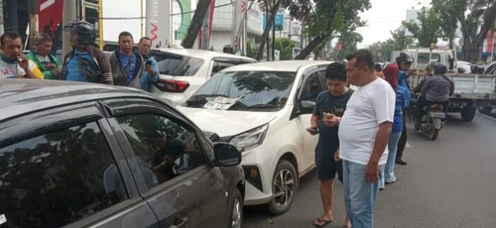 tabrak_tiga_mobil_sedang_parkir_sopir_dan_penumpang_diduga_mabuk