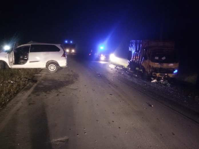 tabrakan_avanza_vs_truk_1_tewas_2_prajurit_tni_ad_luka_berat