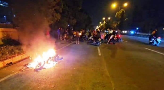 tabrakan_dengan_mobil_pengangkut_springbed_motor_terbakar_di_medan_timur