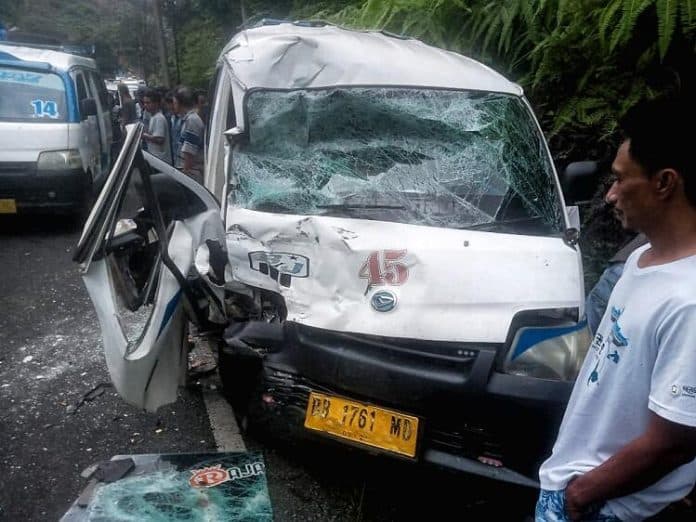 tabrakan_maut_di_tapteng_supir_angkot_tewas_dan_9_orang_terluka