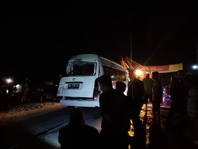 tabrakan_maut_mobil_travel_vs_kereta_api_di_perbaungan_3_orang_tewas