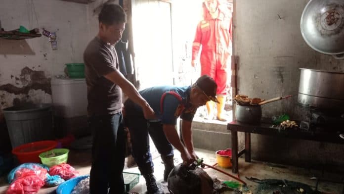 tabung_gas_3_kg_bocor_dan_semburkan_api_pemilik_rumah_dan_warga_panik