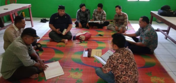 tadarus_di_kantor_tradisi_perangkat_desa_pematang_guntung_sergai_setiap_ramadhan