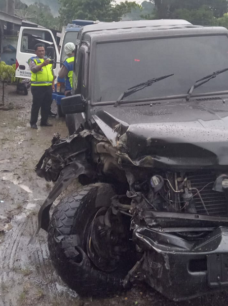 taft_rocky_laga_kambing_kontra_truk_jalan_medan_berastagi_sempat_macet