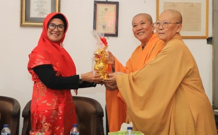 tahun_baru_imlek_2024_wali_kota_siantar_terima_replika_naga