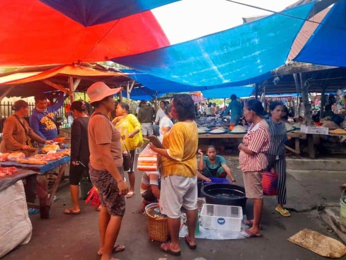 tahun_baru_islam_pasar_tradisional_pekan_hutabayu_raja_simalungun_dipadati_pembeli