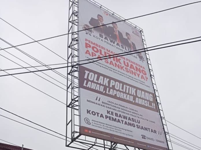 tak_berizin_iklan_penyelenggara_pemilu_terpampang_di_billboard_jalan_adam_malik_siantar