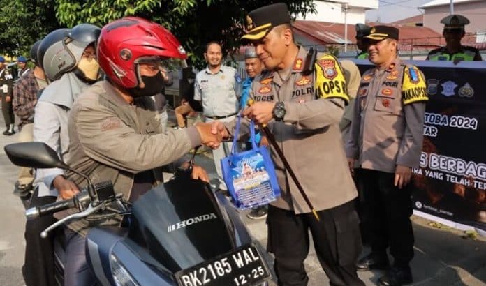tak_hanya_menilang_ops_keselamatan_di_siantar_juga_berbagi_takjil